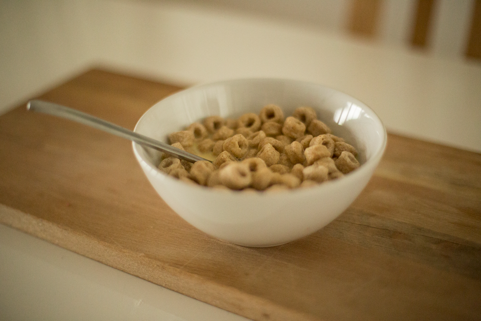 A bowl of honey-flavored cereal in a white bowl, perfect for a healthy breakfast.