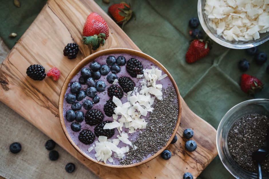 Smoothie Bowls vs. Blended Smoothies: Which Is Better for Your Goals and Lifestyle