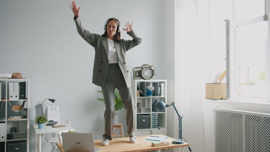 Movement Breaks for Deep Focus: How to Use Stretching and Walking to Reclaim Energy and Concentration at Work