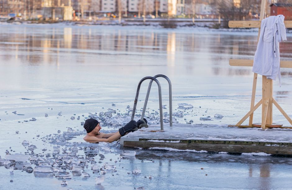 Cold Water Plunges vs. Contrast Showers: What Research Says About Temperature Stress, Recovery, and Mental Resilience