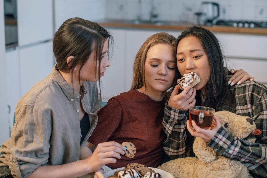 Emotional Eating vs. Physical Hunger: How to Tell the Difference and Respond With Compassion