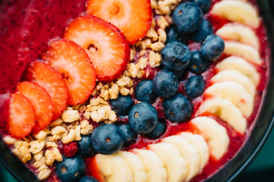 Vibrant smoothie bowl topped with fresh fruits and granola, perfect for a healthy start.