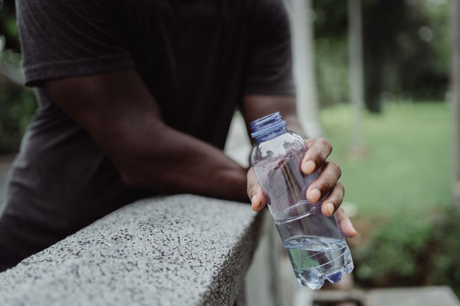 Hydration and Digestion: How Water Timing Around Food Changes Nutrient Absorption and Bloating