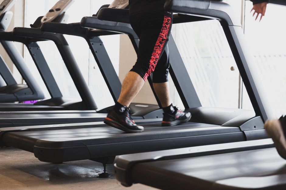 Outdoor Walking vs. Treadmill Running: Which Builds Better Mental Resilience for Stress Relief and Mood