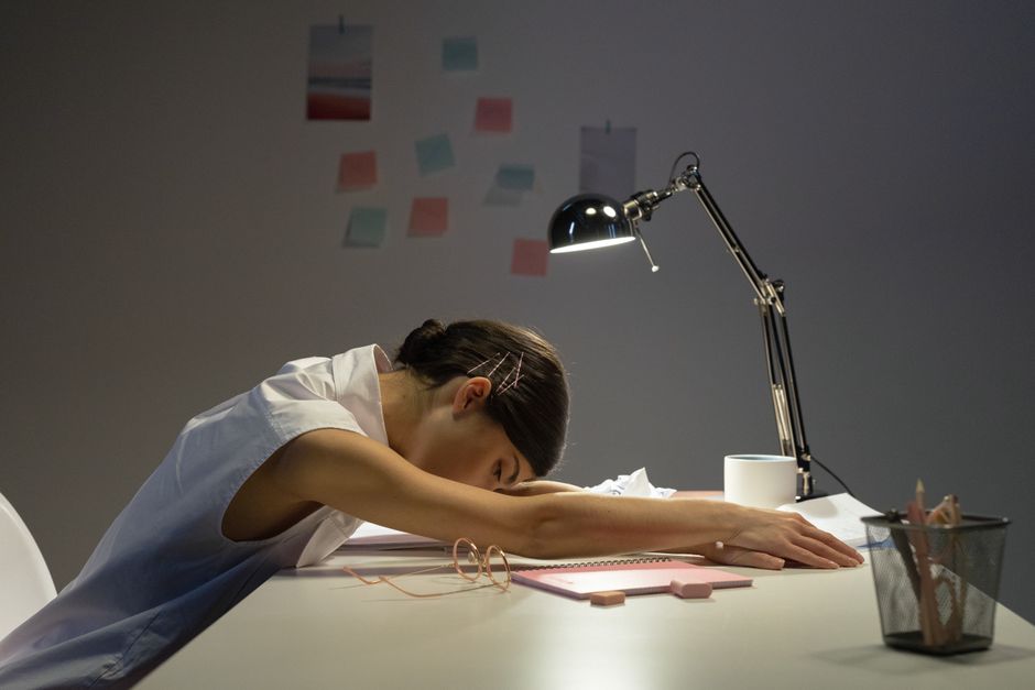 Sleep Deprivation and Hunger Hormones: Why Poor Rest Drives Cravings and How to Interrupt the Cycle