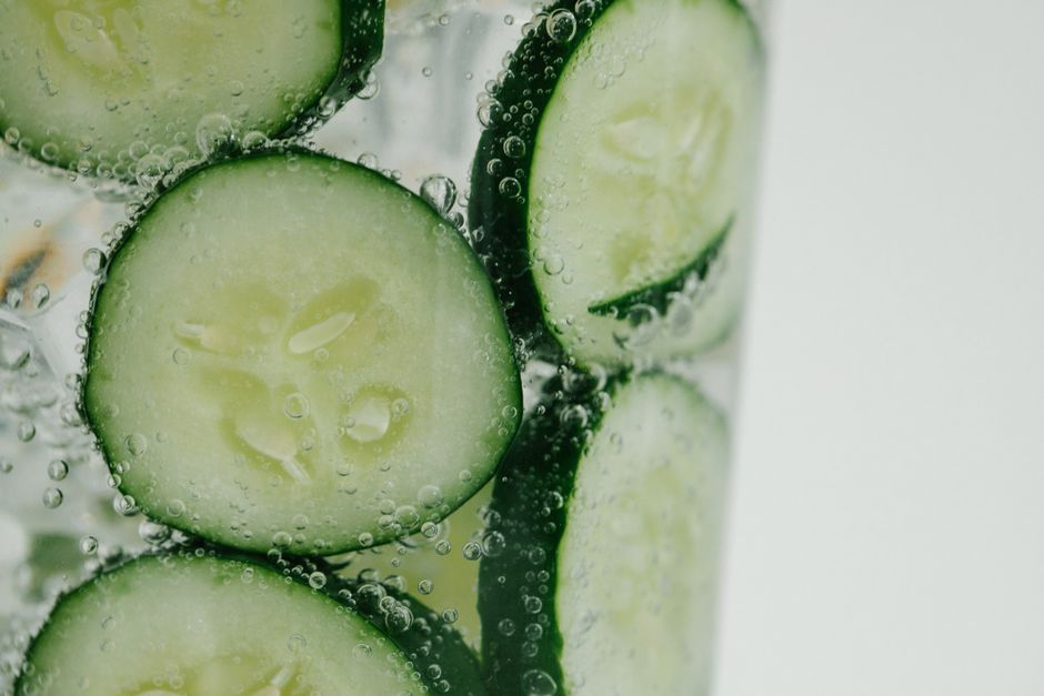 Close-up of cucumber slices in sparkling water, highlighting freshness and refreshment.
