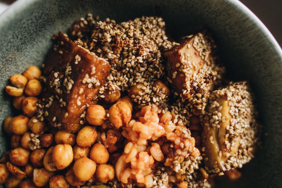 Delicious vegan bowl featuring tofu, chickpeas, and sesame seeds for a nutritious meal.