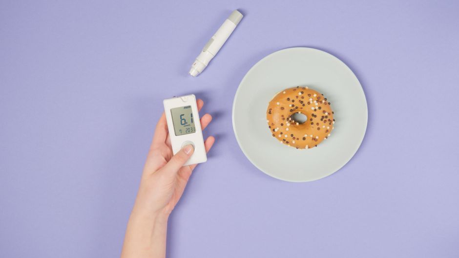 Afternoon Hunger vs. Blood Sugar Crashes: Why You Crave Snacks at 3pm and How to Stop It