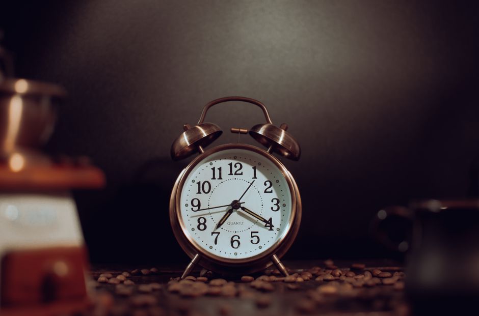Caffeine Timing vs. Afternoon Energy Crashes: What Research Says About Coffee, Naps, and Blood Sugar Stability