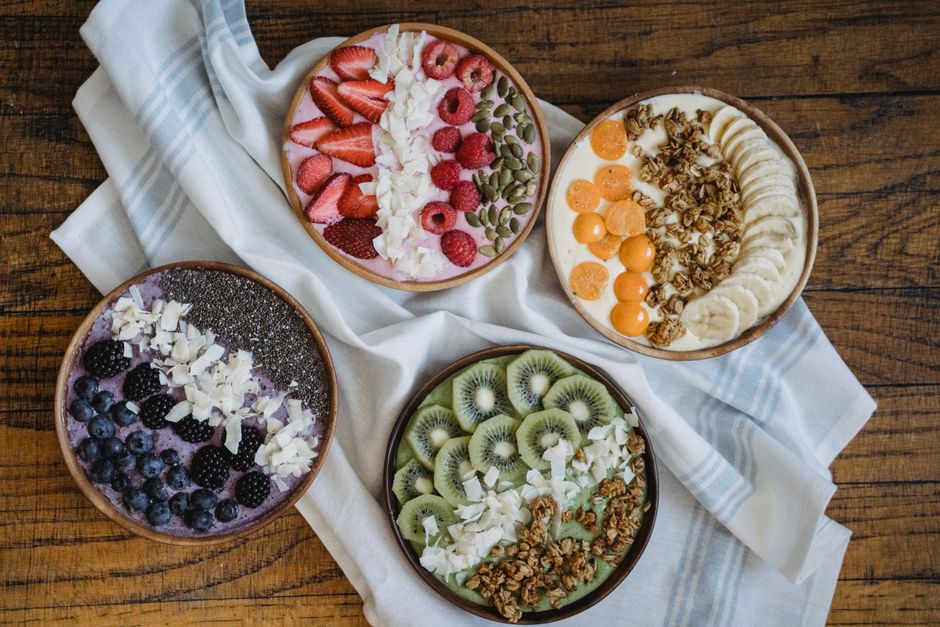 Smoothie Bowls vs. Blended Smoothies: Which Format Keeps You Fuller Longer and Fits Your Life Better