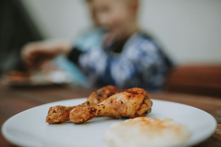 Appetizing grilled chicken drumsticks served on a white plate, perfect for lunch.