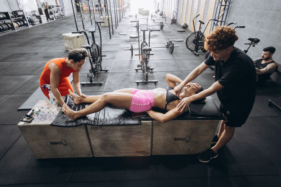 Strength Training Recovery Meals: Why Protein Timing and Carb Type Shape Muscle Repair Better Than Supplements