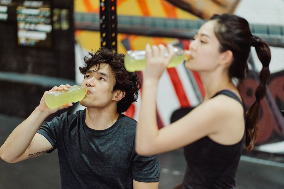 Electrolyte Timing for Home Workouts: When Water Alone Isn’t Enough and What to Drink Instead