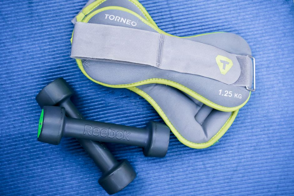 Outdoor Walking vs. Gym Strength Training for Sustainable Fat Loss and Mood: An Honest Comparison for Beginners